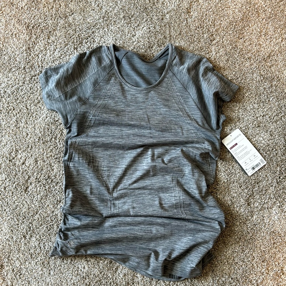 This listing is for a brand new Athleta Speedlight Heather Tee, size Medium!